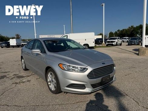 Used 2016 Ford Fusion SE FWD image 2