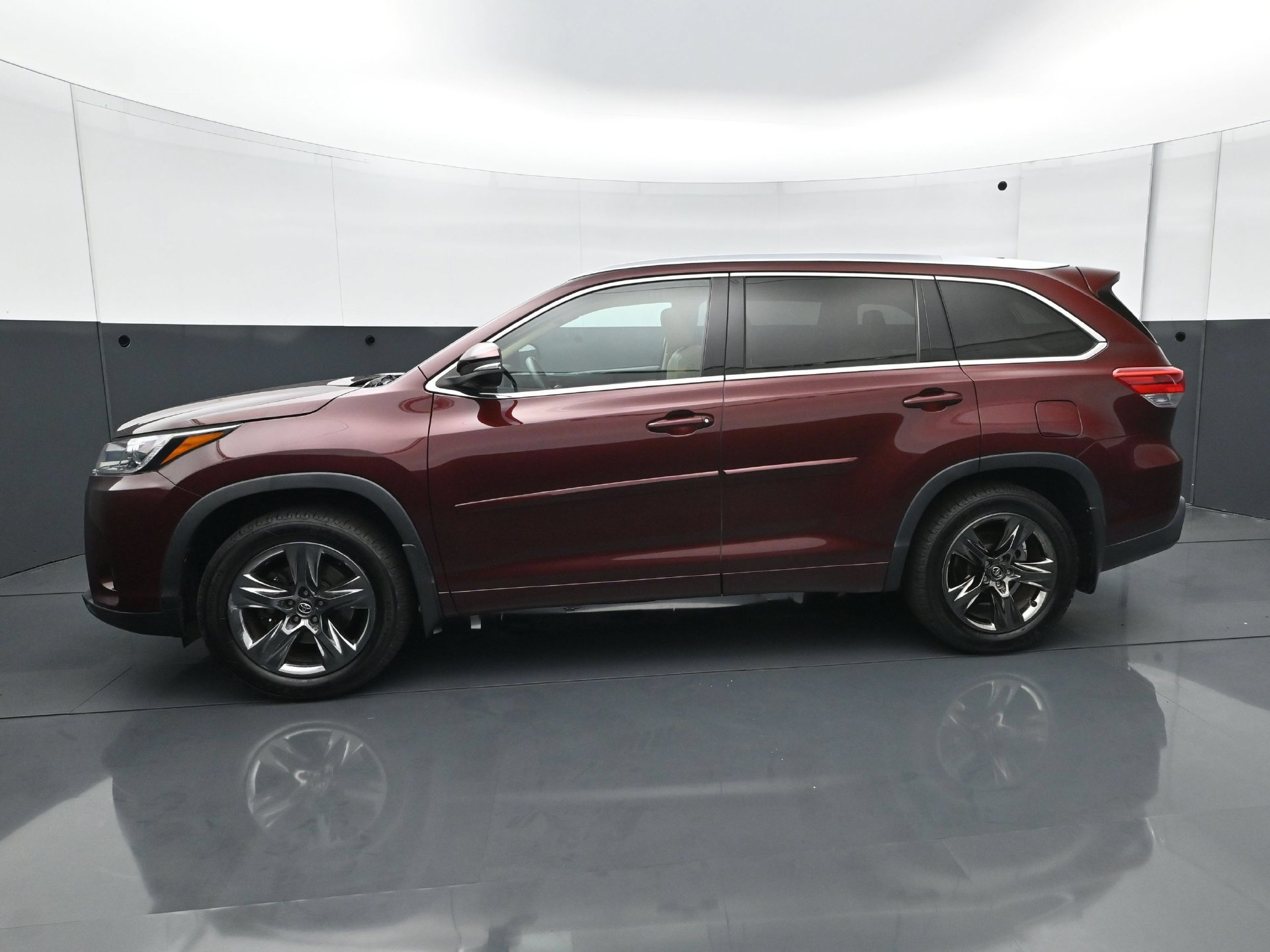 Used 2018 Toyota Highlander Limited Platinum w/ Carpet Mat Package (TMS) AWD/4WD image 3