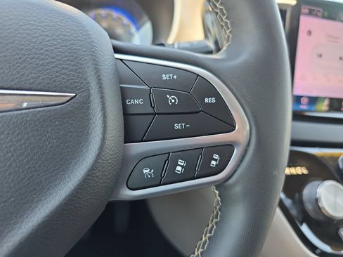 Used 2023 Chrysler Pacifica Touring-L FWD image 21