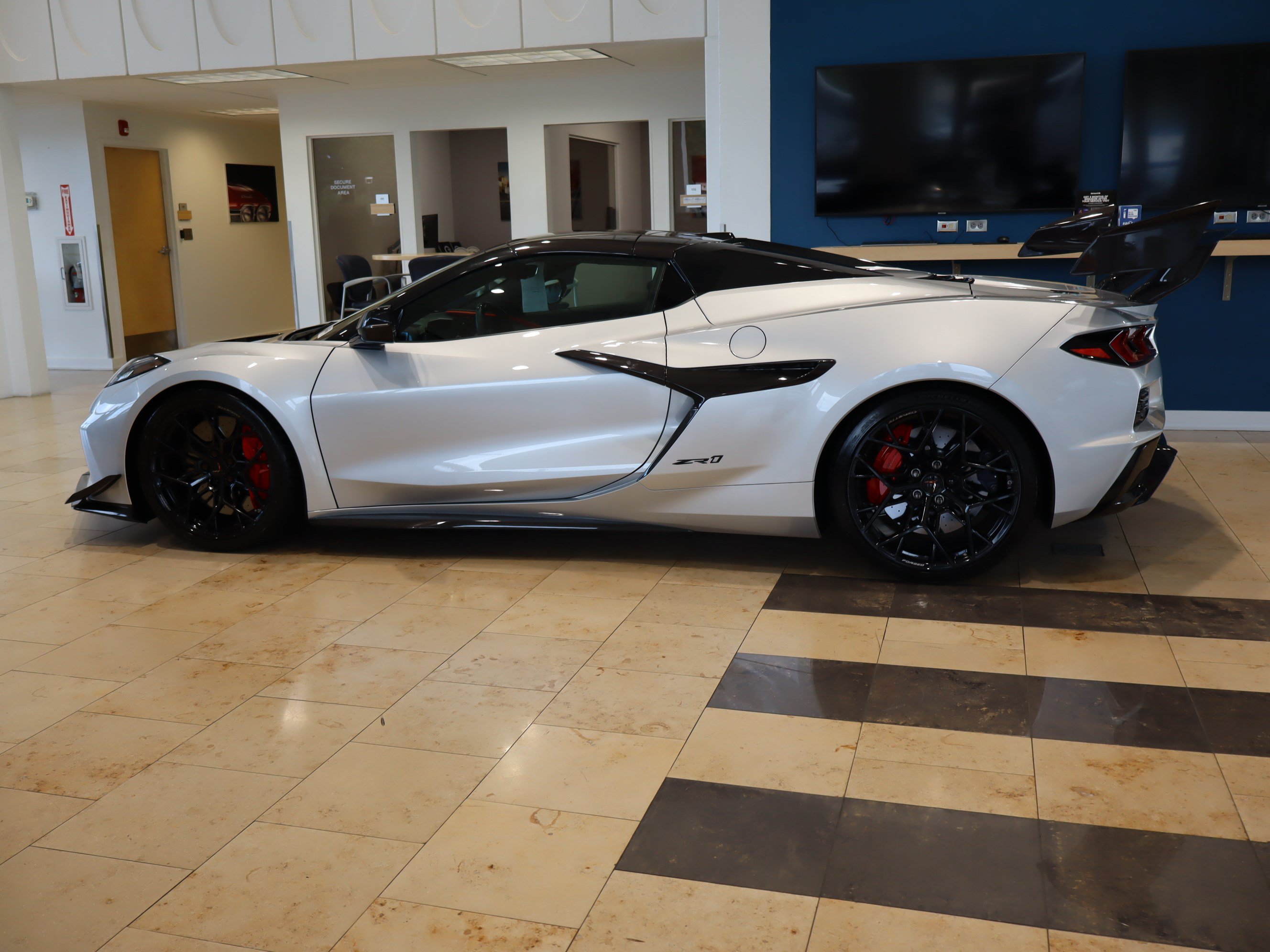 Used 2026 Chevrolet Corvette ZR1 w/ ZR1 Carbon Fiber Aero Package RWD image 7
