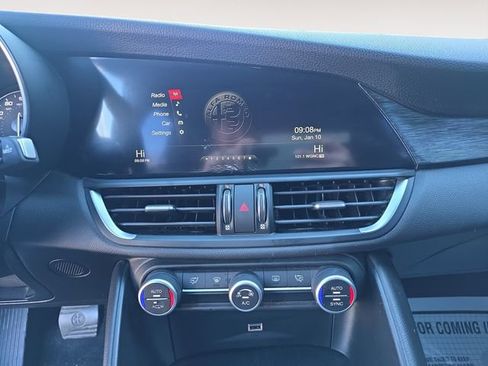 Used 2018 Alfa Romeo Giulia image 10