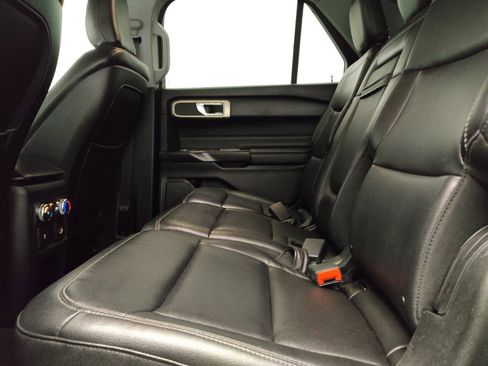 Used 2020 Ford Explorer XLT w/ Equipment Group 202A RWD image 18