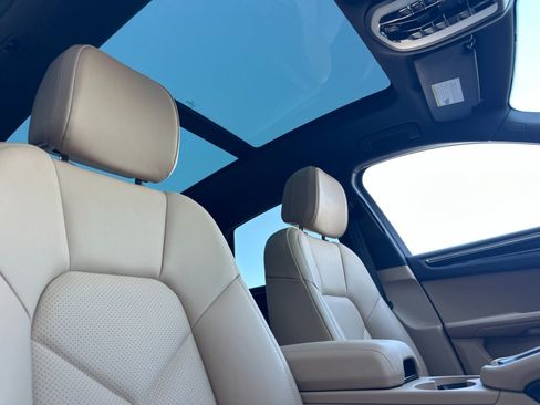Certified 2026 Porsche Macan AWD/4WD image 17
