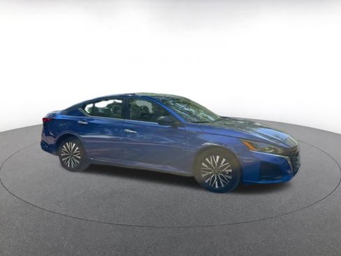 Used 2025 Nissan Altima 2.5 SV image 2