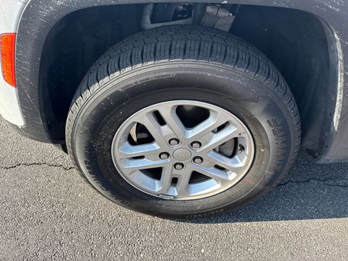 Used 2024 Jeep Grand Cherokee Laredo image 11