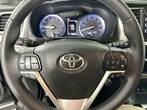 Used 2019 Toyota Highlander XLE AWD/4WD image 18