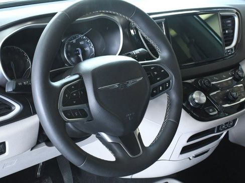 Used 2024 Chrysler Pacifica Touring-L FWD image 27