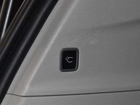 Certified 2024 Chrysler Pacifica Touring-L image 37