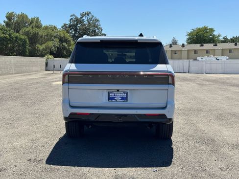 Used 2025 Lincoln Navigator Reserve AWD/4WD image 4