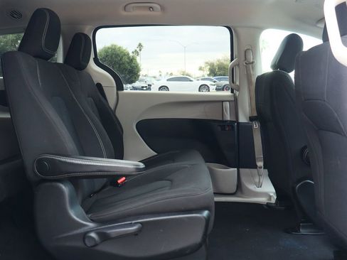 Used 2020 Chrysler Voyager L image 27