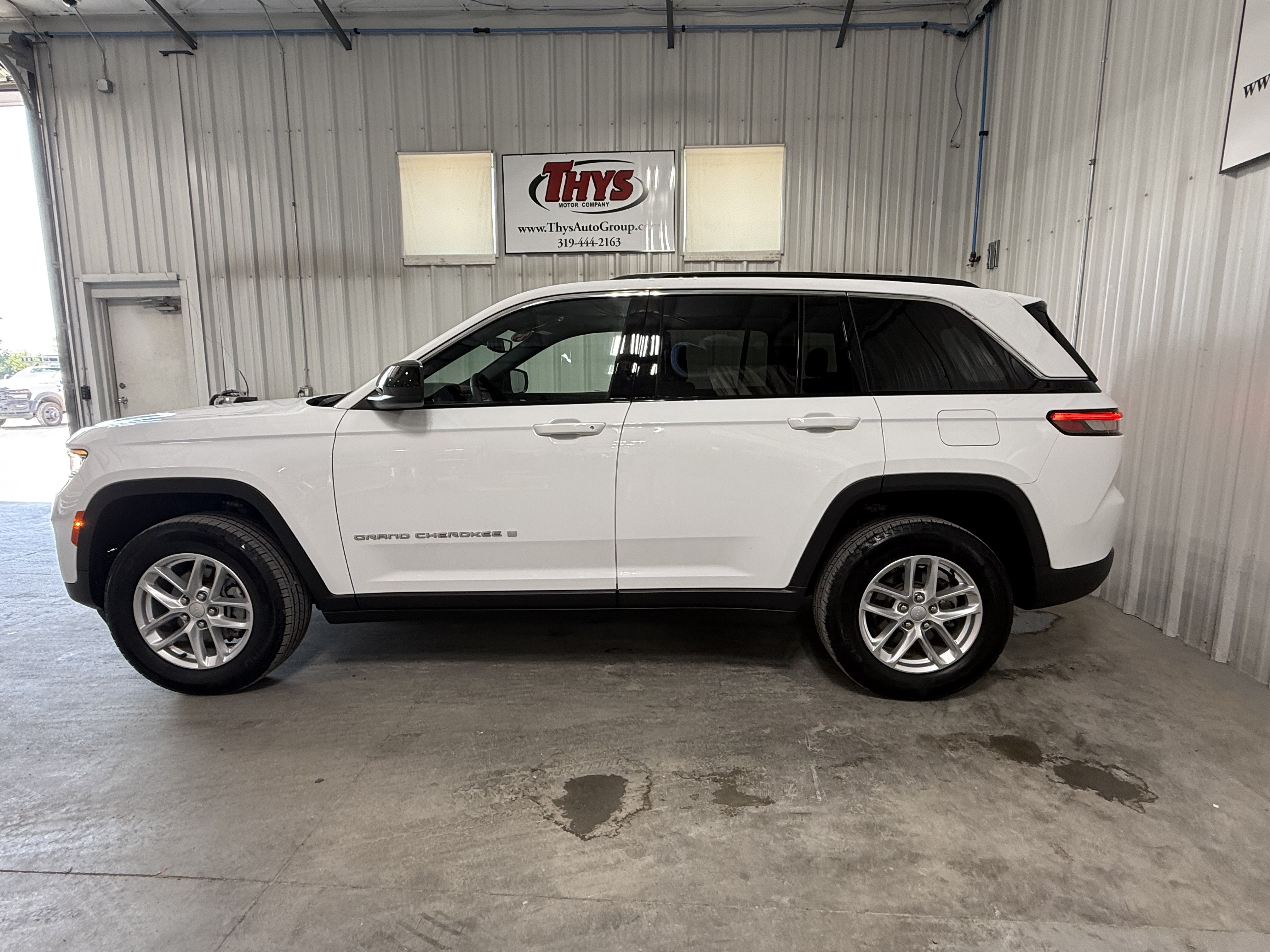 Used 2024 Jeep Grand Cherokee Laredo X w/ Luxury Tech Group I AWD/4WD image 15