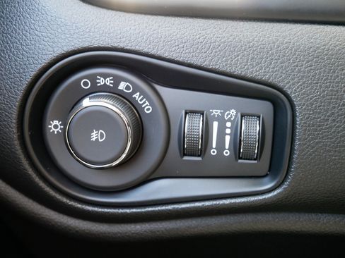 Used 2023 Jeep Renegade Limited AWD/4WD image 25