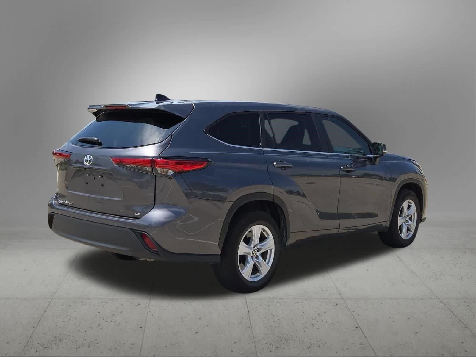 Used 2023 Toyota Highlander LE FWD image 6