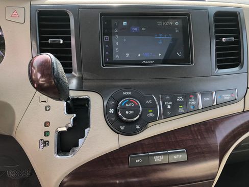 Used 2012 Toyota Sienna XLE image 30