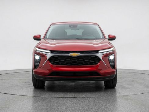 Used 2025 Chevrolet Trax LT FWD image 2