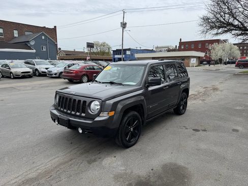 Used 2017 Jeep Patriot Latitude AWD/4WD image 2