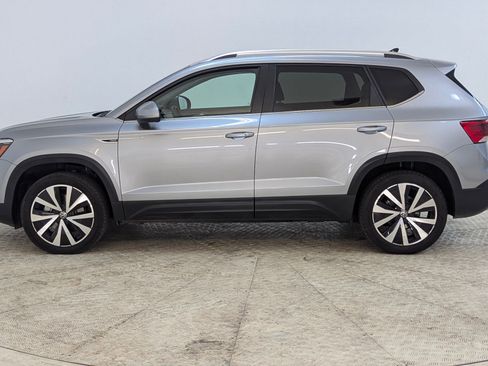 Used 2024 Volkswagen Taos SE image 2