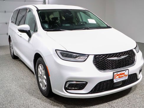 Used 2023 Chrysler Pacifica Touring-L image 5