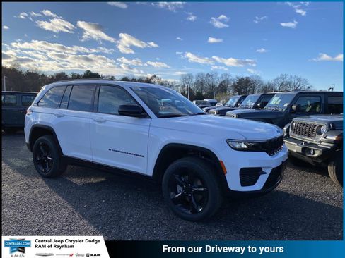 New 2025 Jeep Grand Cherokee Laredo image 1