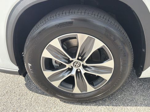 Certified 2025 Toyota Highlander XLE FWD image 22