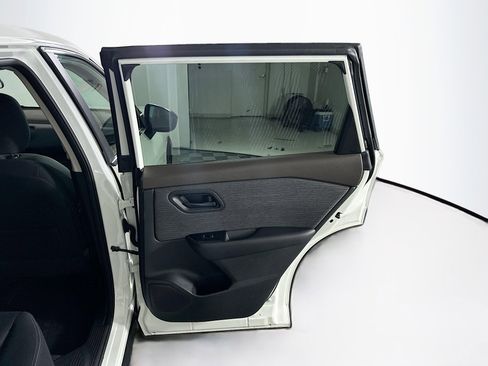 Used 2023 Nissan Rogue S image 28