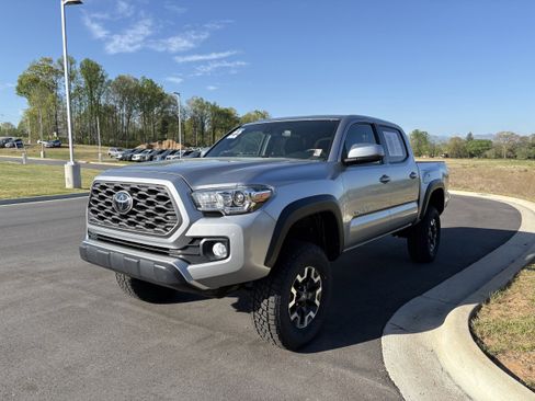 Used 2022 Toyota Tacoma TRD Off-Road AWD/4WD image 3