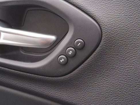 Used 2019 Jeep Cherokee Limited image 24