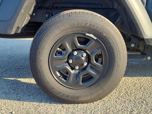 Used 2025 Jeep Gladiator Sport AWD/4WD image 5