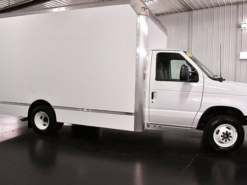 Used 2024 Ford E-450 and Econoline 450 Super Duty w/ Driver's Safety Package RWD image 7