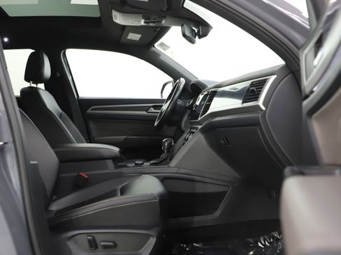 Used 2022 Volkswagen Atlas Cross Sport SEL R-Line AWD/4WD image 12