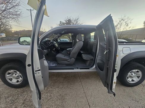 Used 2010 Toyota Tacoma PreRunner image 15