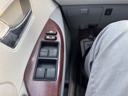 Used 2013 Toyota Sienna XLE image 23