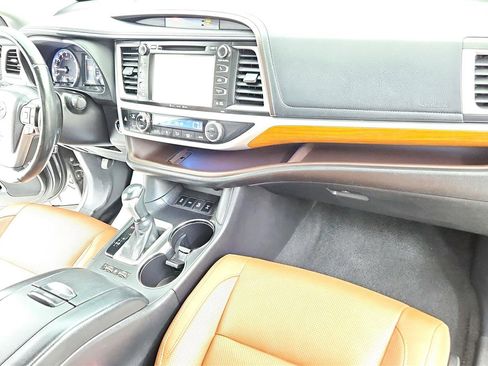 Used 2017 Toyota Highlander Limited Platinum image 21