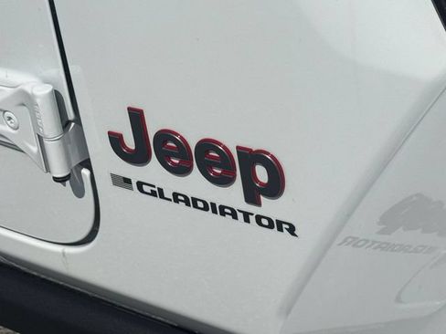 Used 2025 Jeep Gladiator Rubicon AWD/4WD image 11