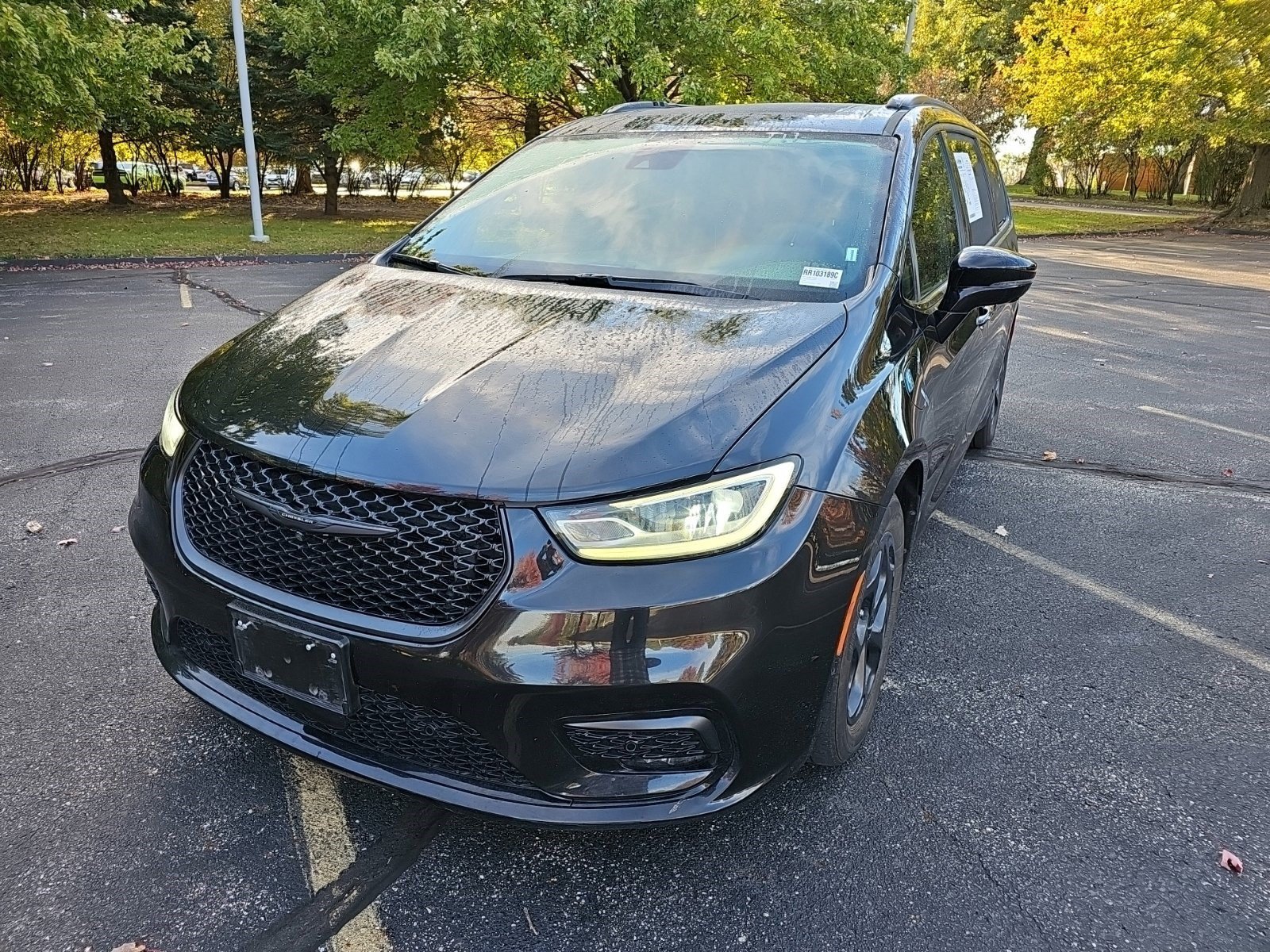 Used 2024 Chrysler Pacifica Premium FWD image 2
