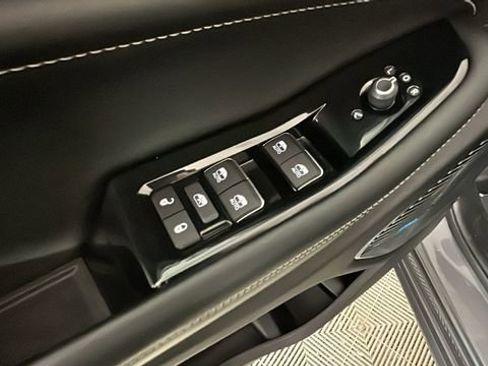 Used 2023 Jeep Grand Cherokee Overland AWD/4WD image 11