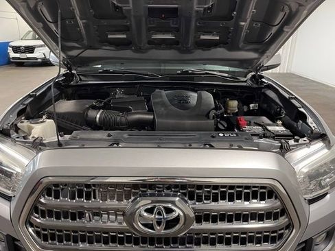 Used 2017 Toyota Tacoma TRD Sport AWD/4WD image 9