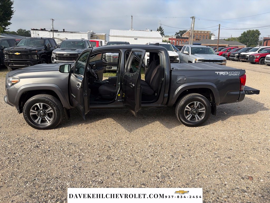 Used 2016 Toyota Tacoma TRD Sport AWD/4WD image 31