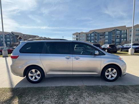 Used 2017 Toyota Sienna LE image 9