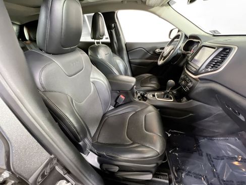 Used 2017 Jeep Cherokee Limited w/ Luxury Group AWD/4WD image 28