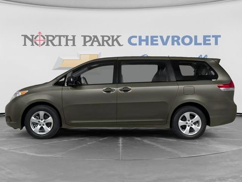 Used 2014 Toyota Sienna LE FWD image 3