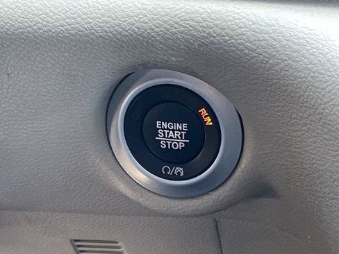 Used 2023 Chrysler Pacifica Touring-L FWD image 10