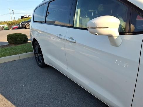Used 2021 Chrysler Pacifica Touring-L w/ Uconnect Theater Family Group FWD image 5