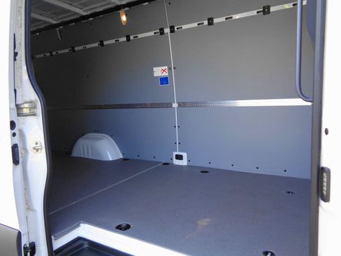 Used 2025 Mercedes-Benz Sprinter 2500 image 15
