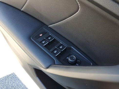 Used 2024 Volkswagen Tiguan SE w/ Panoramic Sunroof Package image 30