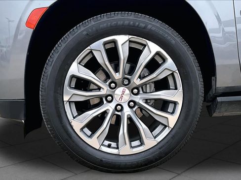 Used 2021 GMC Yukon Denali w/ Denali Premium Package RWD image 11
