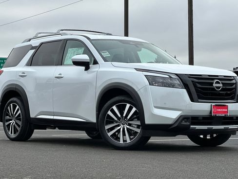 New 2025 Nissan Pathfinder Platinum image 2