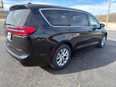 New 2026 Chrysler Pacifica Limited image 7