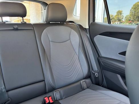Used 2026 Volkswagen Tiguan SE AWD/4WD image 37