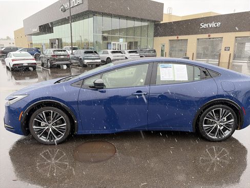 Used 2025 Toyota Prius XLE FWD image 4
